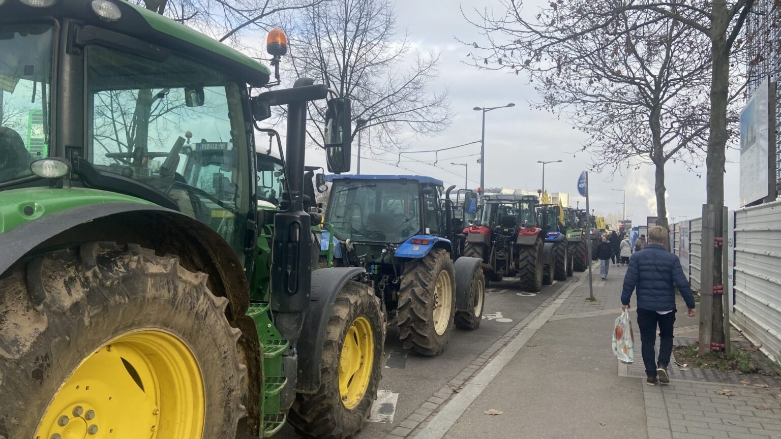 foto fermierii francezi protesteaza la strasbourg sunt zeci de utilaje agricole in fata parlamentului european 6942985a60d5a