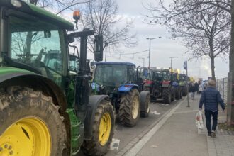 foto fermierii francezi protesteaza la strasbourg sunt zeci de utilaje agricole in fata parlamentului european 6942985a60d5a