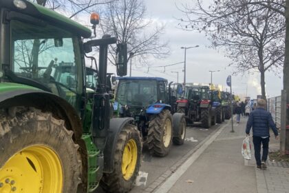 foto fermierii francezi protesteaza la strasbourg sunt zeci de utilaje agricole in fata parlamentului european 6942985a60d5a
