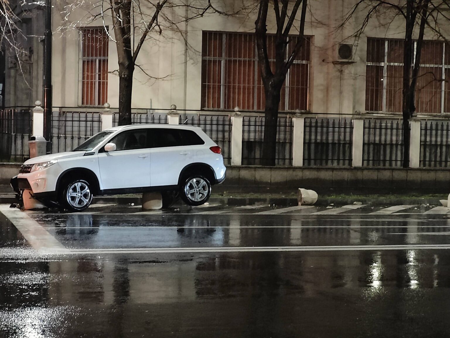foto in noaptea de craciun domnu grinch a zvarlit bolarzi in drum un bucurestean a ajuns cu masina taman pe biloaiele de beton din timpuri noi 694cecb617e8d
