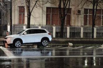 foto in noaptea de craciun domnu grinch a zvarlit bolarzi in drum un bucurestean a ajuns cu masina taman pe biloaiele de beton din timpuri noi 694cecb617e8d