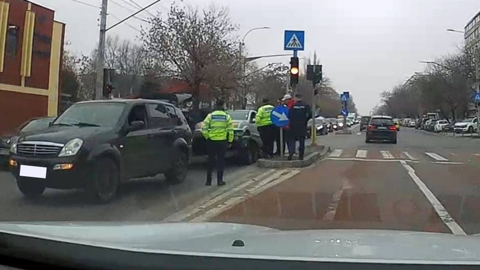 foto incident de cosmar in trafic pe calea grivitei o masina ar fi cazut de pe platforma fix pe trecerea de pietoni de la intersectia cu strada lainici 692ed3f727689