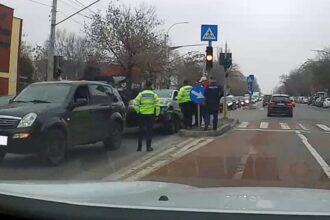 foto incident de cosmar in trafic pe calea grivitei o masina ar fi cazut de pe platforma fix pe trecerea de pietoni de la intersectia cu strada lainici 692ed3f727689