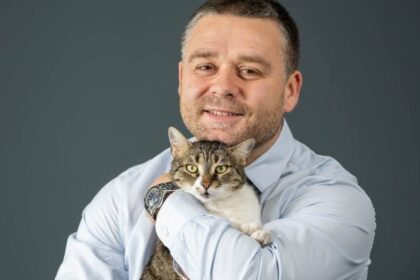 foto jessy pisica de la ps6 nu il va urma pe ciucu la sediul pmb nu e bine sa isi schimbe casa si probabil mai sunt si alte pisici micute abandonate 693713ac1d5bc