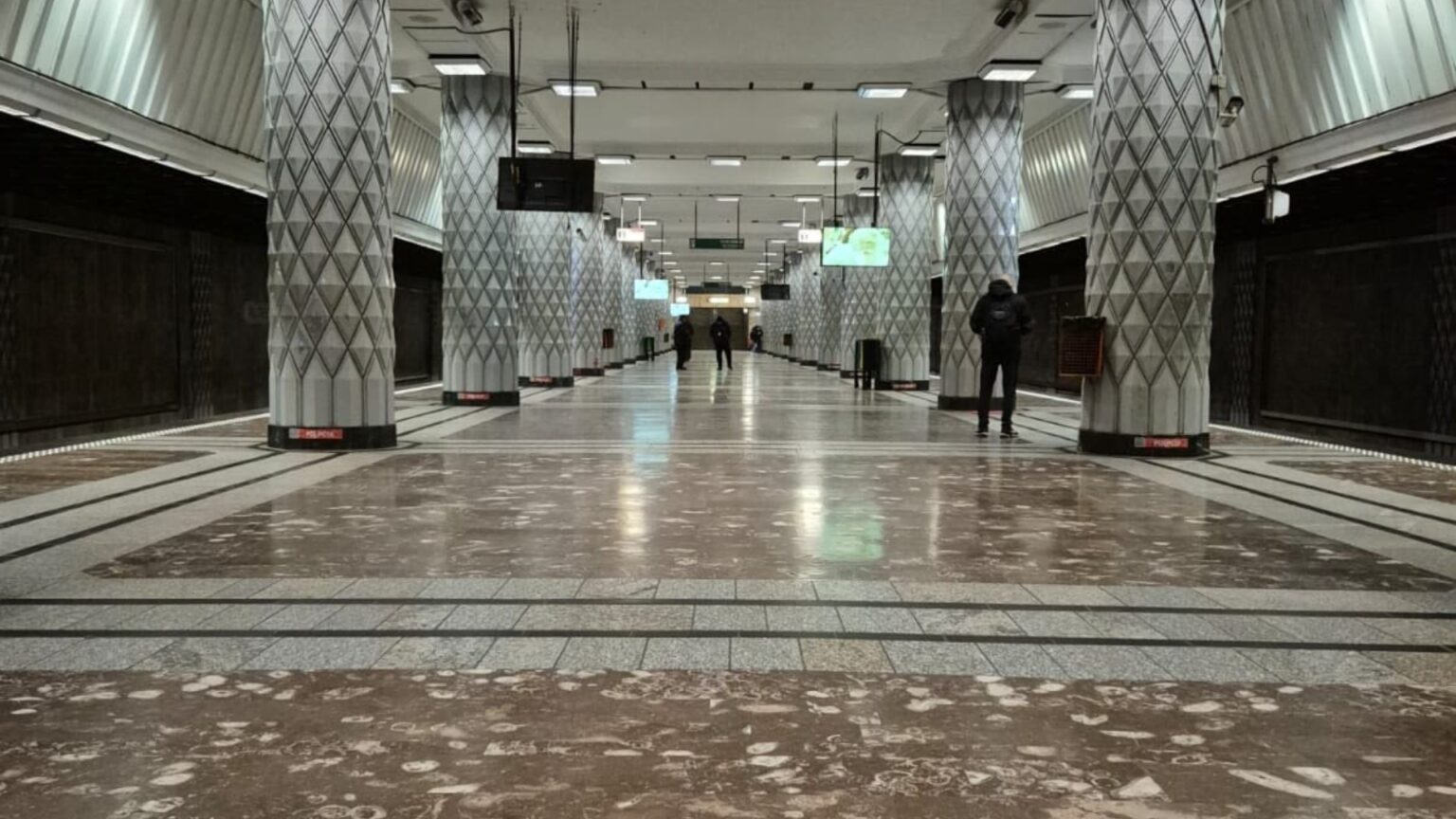 foto statia de metrou politehnica din bucuresti este unica in lume peronul ei e plin de fosile vechi de milioane de ani 693c2d1a13cd8