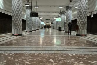 foto statia de metrou politehnica din bucuresti este unica in lume peronul ei e plin de fosile vechi de milioane de ani 693c2d1a13cd8