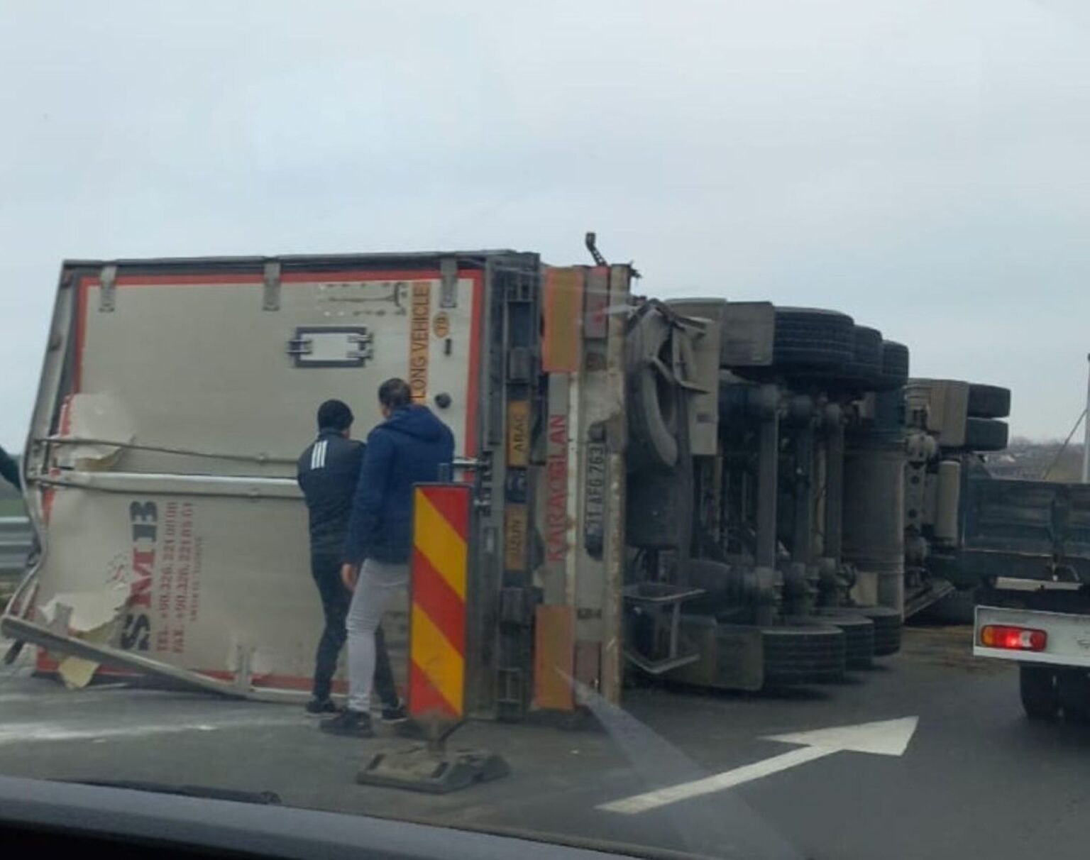 foto tir rasturnat pe autostrada bucurestiului a0 chiar in bucla de la iesirea spre a2 trafic tot mai aglomerat 692ef103c8df6
