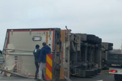 foto tir rasturnat pe autostrada bucurestiului a0 chiar in bucla de la iesirea spre a2 trafic tot mai aglomerat 692ef103c8df6
