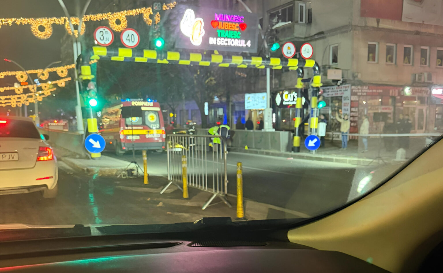 foto tragedie la pasajul unirii inchis azi noapte din cauza unui accident mortal un motociclist a lovit un pieton care traversa pe la iesirea din tunel 693264929900c