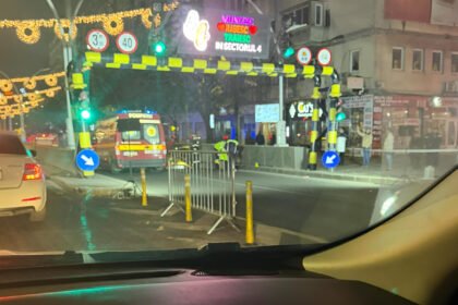 foto tragedie la pasajul unirii inchis azi noapte din cauza unui accident mortal un motociclist a lovit un pieton care traversa pe la iesirea din tunel 693264929900c