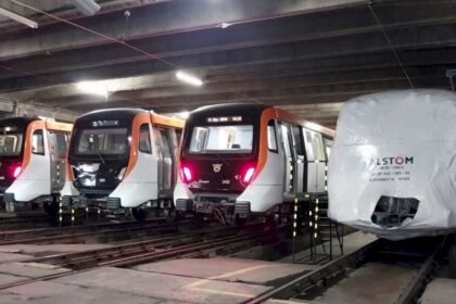 foto un metrou alstom care va circula pe magistrala graffiti a fost marcat in consecinta chiar si pazit tot a ajuns panza pentru grafferi 6936f61a16f3b