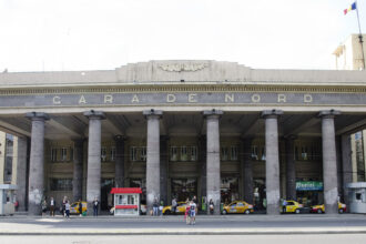 gest extrem si violent in bucuresti un barbat s a urcat pe gara de nord si a inceput sa arunce cu pietre a ranit o femeie a avariat masini 693fb0cf0699c