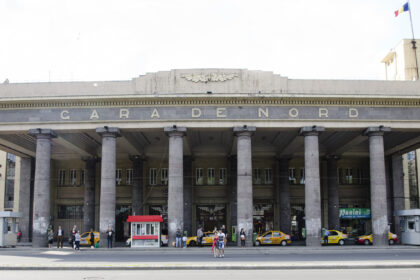 gest extrem si violent in bucuresti un barbat s a urcat pe gara de nord si a inceput sa arunce cu pietre a ranit o femeie a avariat masini 693fb0cf0699c