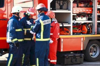 incendiu la un imobil din bucurestii noi martor soseaua este blocata pompierii intervin asupra focului 694539b274d70