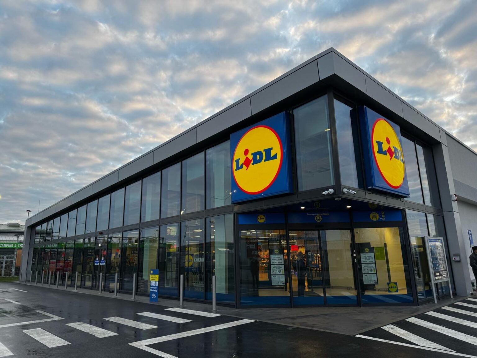 lidl romania organizeaza cea de a treisprezecea colecta de alimente campania are loc in toate magazinele din tara 6932a6cb62682