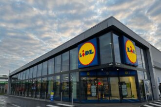 lidl romania organizeaza cea de a treisprezecea colecta de alimente campania are loc in toate magazinele din tara 6932a6cb62682