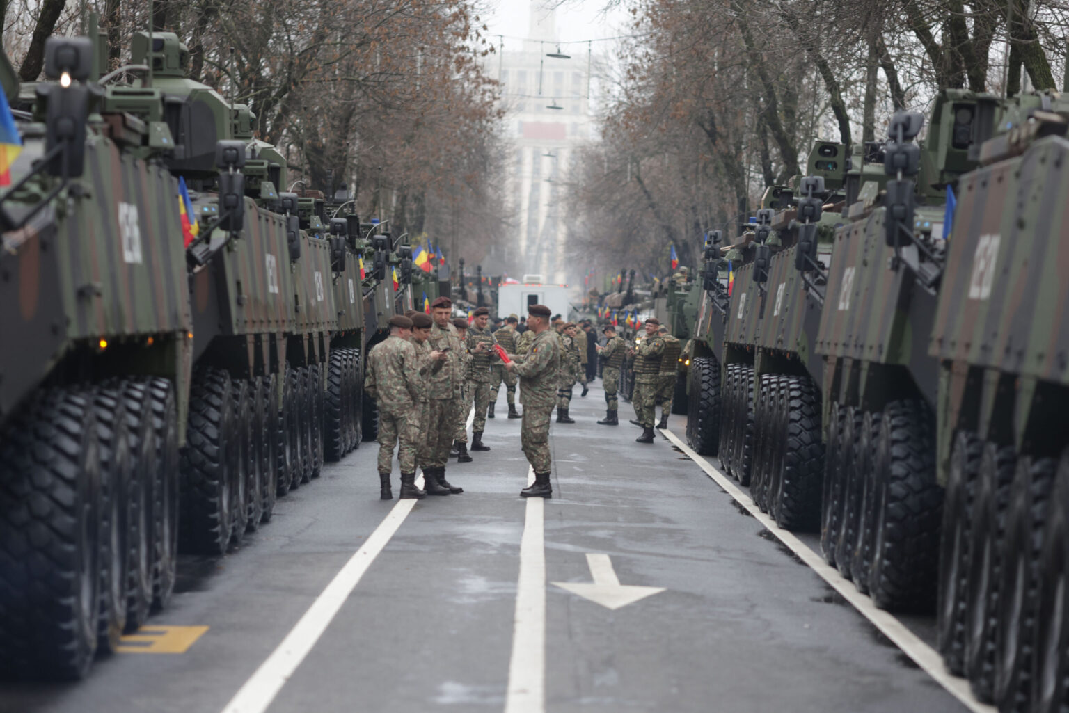 liniile 44 si 86 sunt blocate stb se retrag vehiculele militare de la parada nationala de 1 decembrie din piata arcul de triumf 692d9070e745e