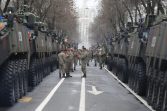 liniile 44 si 86 sunt blocate stb se retrag vehiculele militare de la parada nationala de 1 decembrie din piata arcul de triumf 692d9070e745e