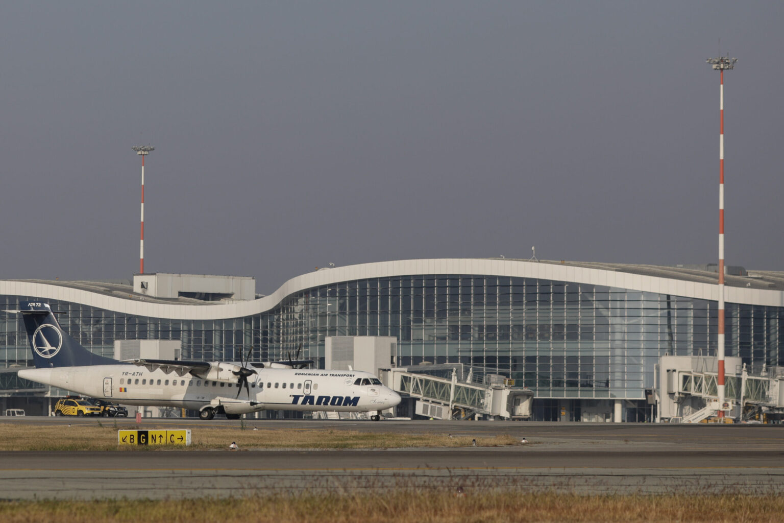 lucrari de modernizare la aeroportul henri coanda pe o suprafata de 500 000 mp receptionate s a construit inclusiv o noua cale de rulare pentru avioane 693191b42a035