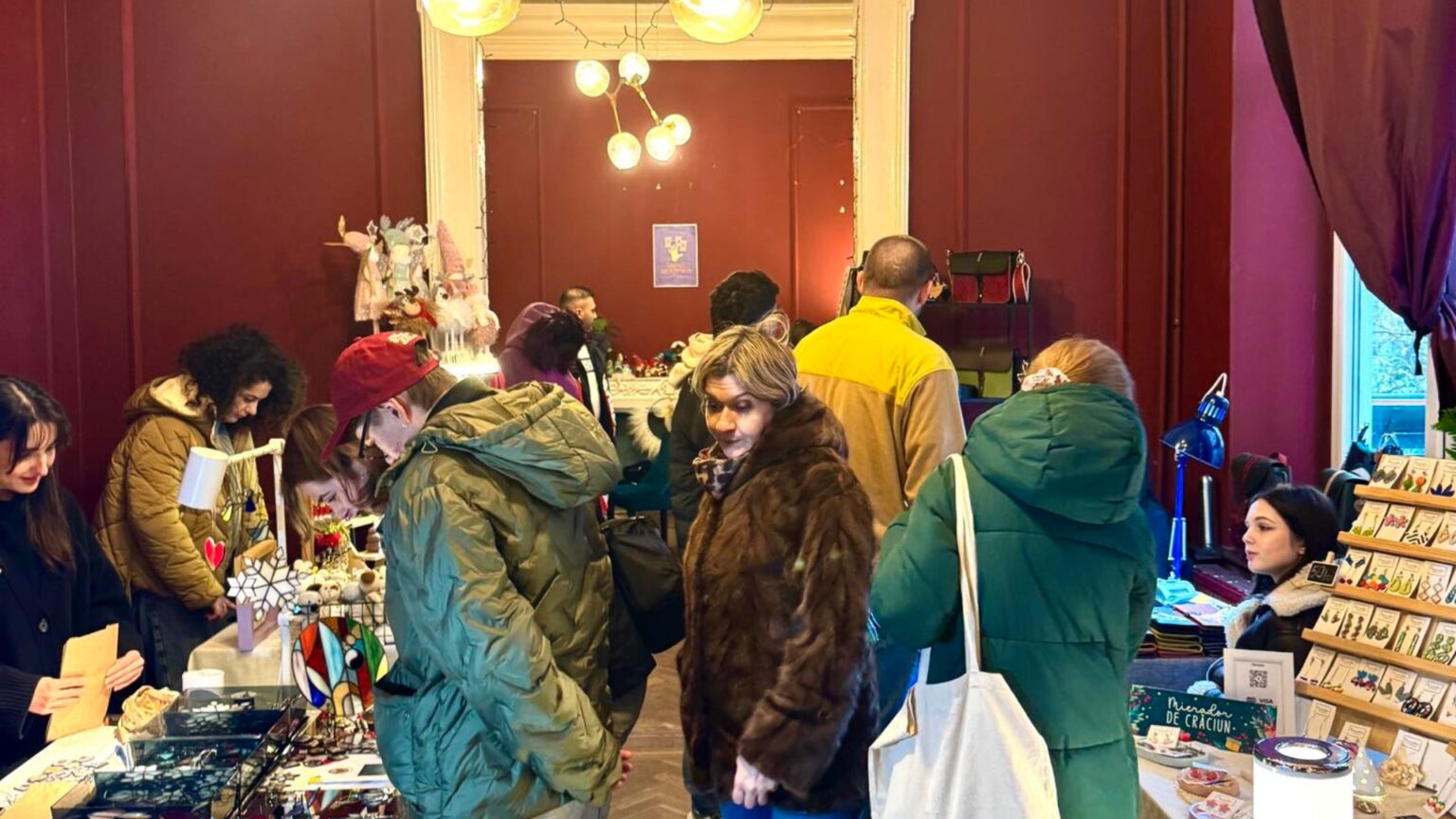 lumanarele parfumate decoratiuni de iarna bijuterii si poate chiar cadouri pentru secret santa putem gasi la baazar de craciun targul de pe calea victoriei e in weekend 6936be5819f50