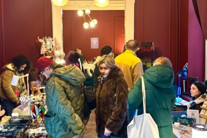 lumanarele parfumate decoratiuni de iarna bijuterii si poate chiar cadouri pentru secret santa putem gasi la baazar de craciun targul de pe calea victoriei e in weekend 6936be5819f50