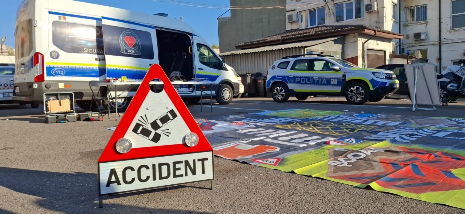 masina rasturnata pe plafon la intersectia dacia calea mosilor joi dimineata trei persoane au fost duse la spital 6943c34492d49