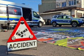 masina rasturnata pe plafon la intersectia dacia calea mosilor joi dimineata trei persoane au fost duse la spital 6943c34492d49