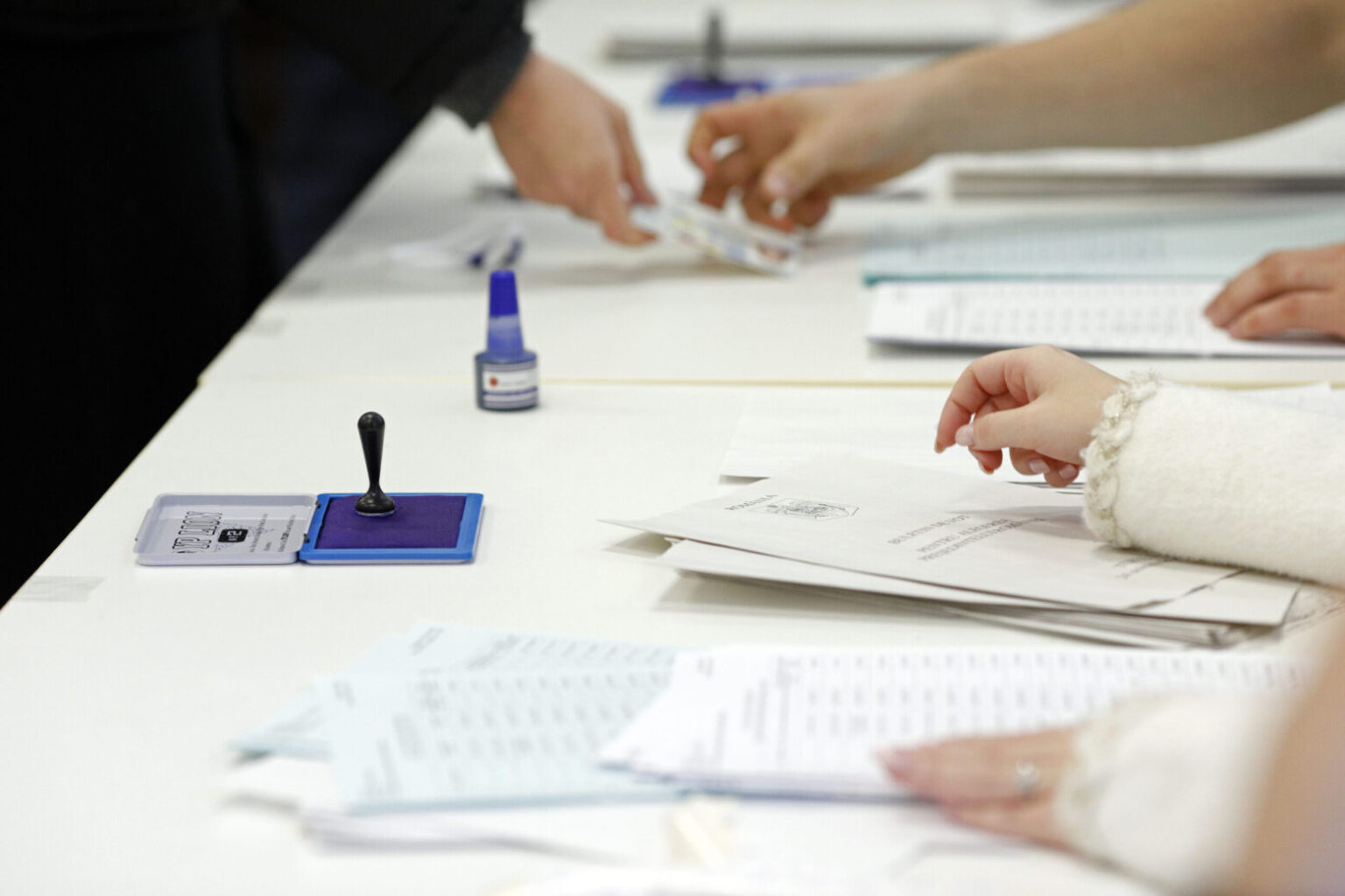 membrii birourilor electorale ale sectiilor de votare din bucuresti si operatorii de calculator au dreptul la o zi libera platita 6931fcdba2941