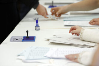 membrii birourilor electorale ale sectiilor de votare din bucuresti si operatorii de calculator au dreptul la o zi libera platita 6931fcdba2941