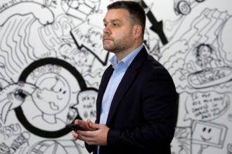 misterioasa disparitie a lui ciprian ciucuf09f98b2 din ziua in care a fost ales primar general n a mai fost vazut nici de o poza in locul de unde ne facea zilnic cu mana 693fbee8a8eba