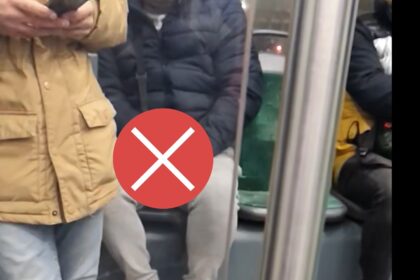 moment oribil in tramvai cu o perversiune greu ascunsa dupa borseta bucuresteanca acest domn s a uitat insistent la mine apoi a inceput si nu s a lasat 6943cd2368006