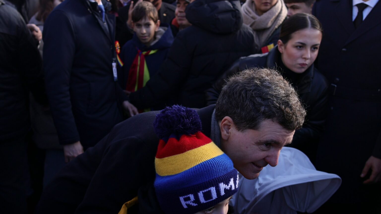 nicusor dan moment neasteptat la parada de 1 decembrie din bucuresti a ramas sa vorbeasca cu oamenii prezenti si a stat si la poze 692d9e84b6849