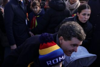 nicusor dan moment neasteptat la parada de 1 decembrie din bucuresti a ramas sa vorbeasca cu oamenii prezenti si a stat si la poze 692d9e84b6849