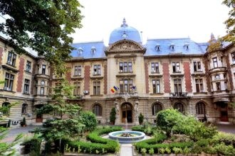 ok sa nceapa festinul se deschide targul de craciun de la ministerul agriculturii e plin de branzeturi cozonaci miere vinuri si alti dusmani ai dietelor 6943c0c1437ea