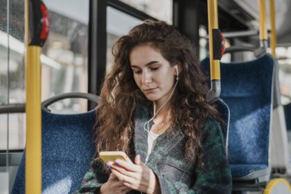 petitia volum mic respect mare in transportul public din bucuresti initiatorii cer mesaje educative in stb si metrou pentru promovarea folosirii castilor 6953afe09d0b3