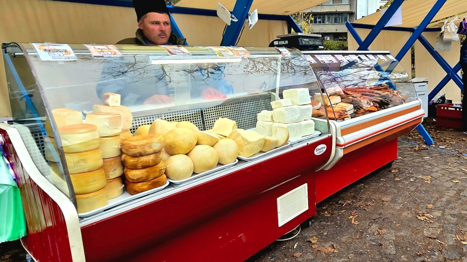 prajituri ca la mama branzeturi si paine calda in piata amzei in acest weekend 24 de producatori locali aduc bunatati in fata teatrului ion creanga 69314bce12a57