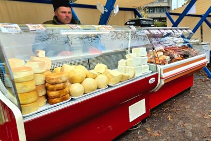 prajituri ca la mama branzeturi si paine calda in piata amzei in acest weekend 24 de producatori locali aduc bunatati in fata teatrului ion creanga 69314bce12a57