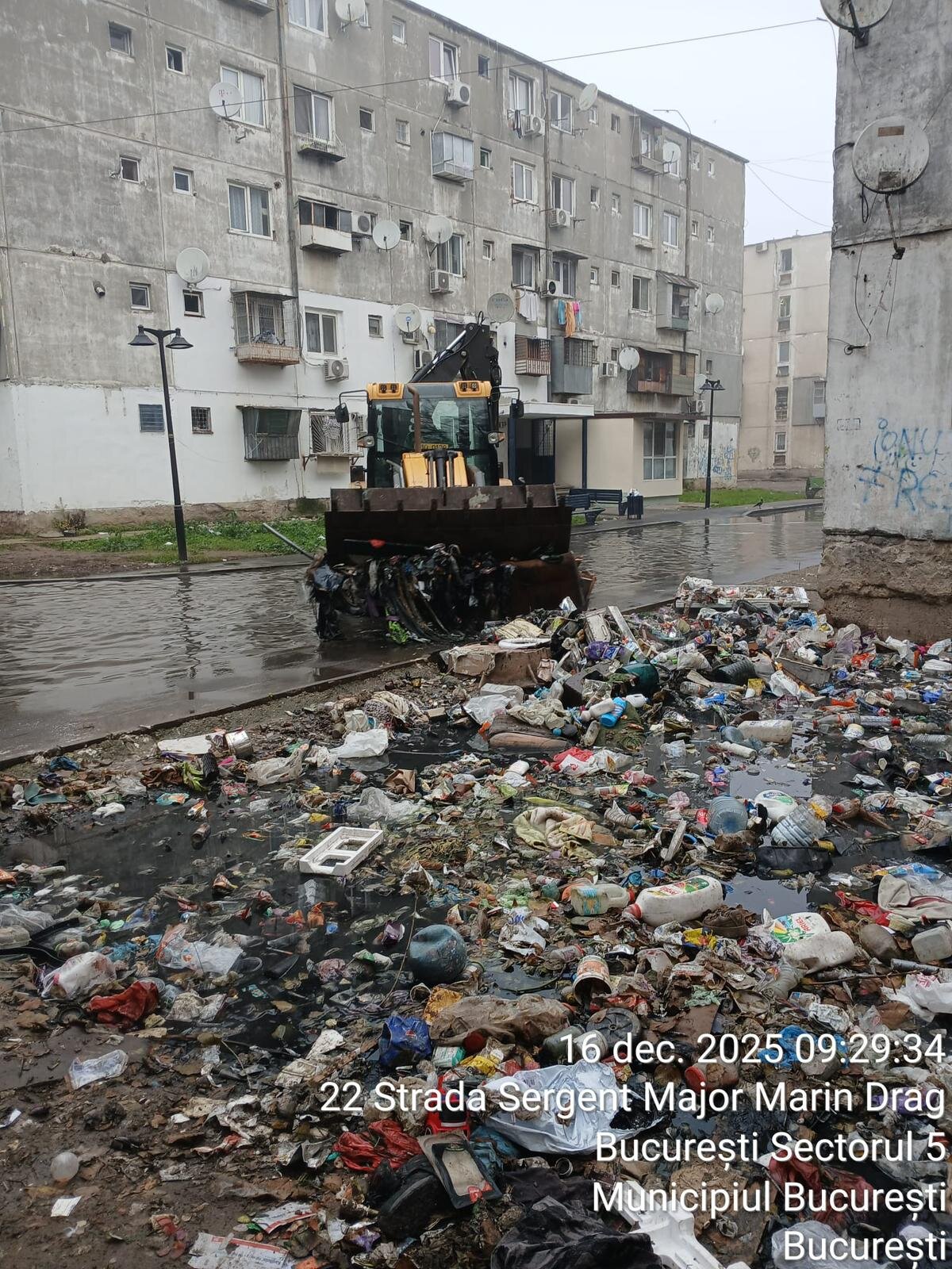 primaria sectorului 5 a intervenit de dimineata pentru salubrizarea aleii livezilor 69416c67cf907