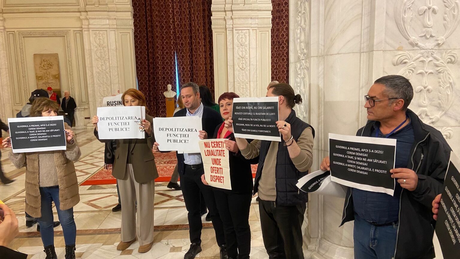 protest al angajatilor din parlament nemultumiri legate de taierea normei de hrana 692ee12471d79