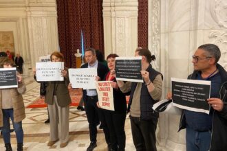 protest al angajatilor din parlament nemultumiri legate de taierea normei de hrana 692ee12471d79