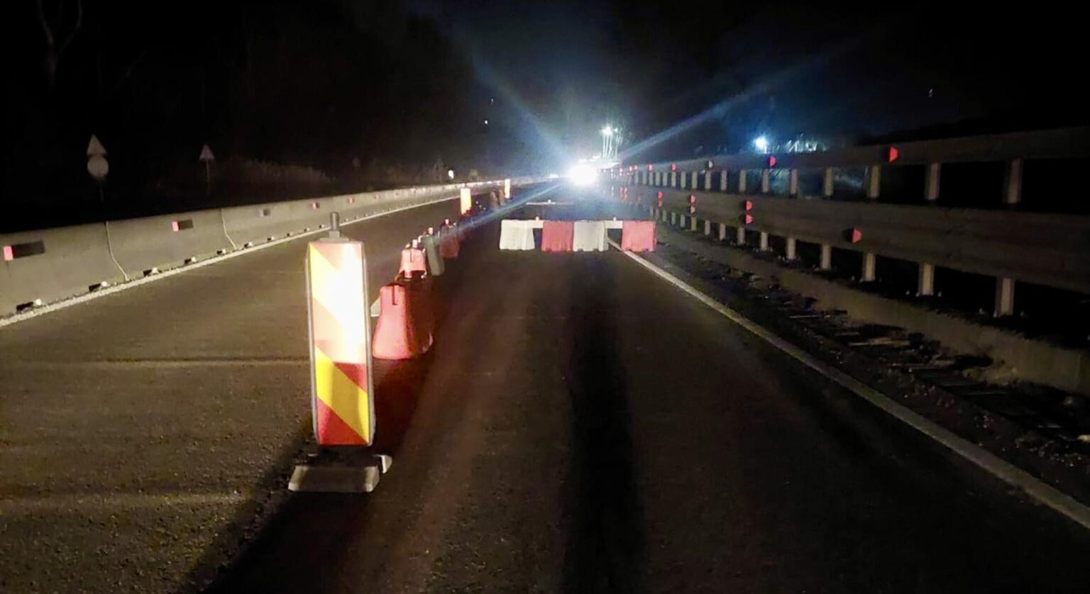 restrictii de circulatie pe dn1 dupa ce a avut loc o alunecare de teren in afara localitatii cornu din prahova centrul infotrafic zona a fost semnalizata corespunzator 69419cfe36239