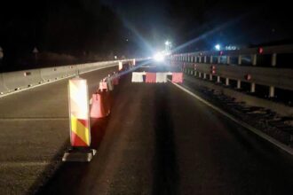 restrictii de circulatie pe dn1 dupa ce a avut loc o alunecare de teren in afara localitatii cornu din prahova centrul infotrafic zona a fost semnalizata corespunzator 69419cfe36239