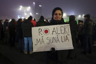 ro alert ma suna lia un nou protest recorder diseara in piata victoriei ce au scandat si cu ce mesaje s au inarmat oamenii care au iesit aseara in strada 693bd8c6246e6