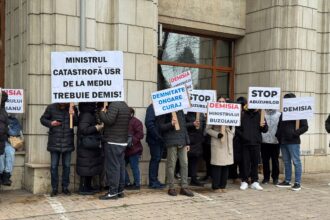 stop abuzurilor pusl continua protestele si cere premierului ilie bolojan demiterea ministrei diana buzoianu 69411dd832dc5