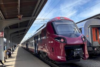 un alt tren coradia a ajuns la atelierele cfr grivita rama electrica face parte din seria de 37 cumparate de arf de la alstom 6930508b4e5eb