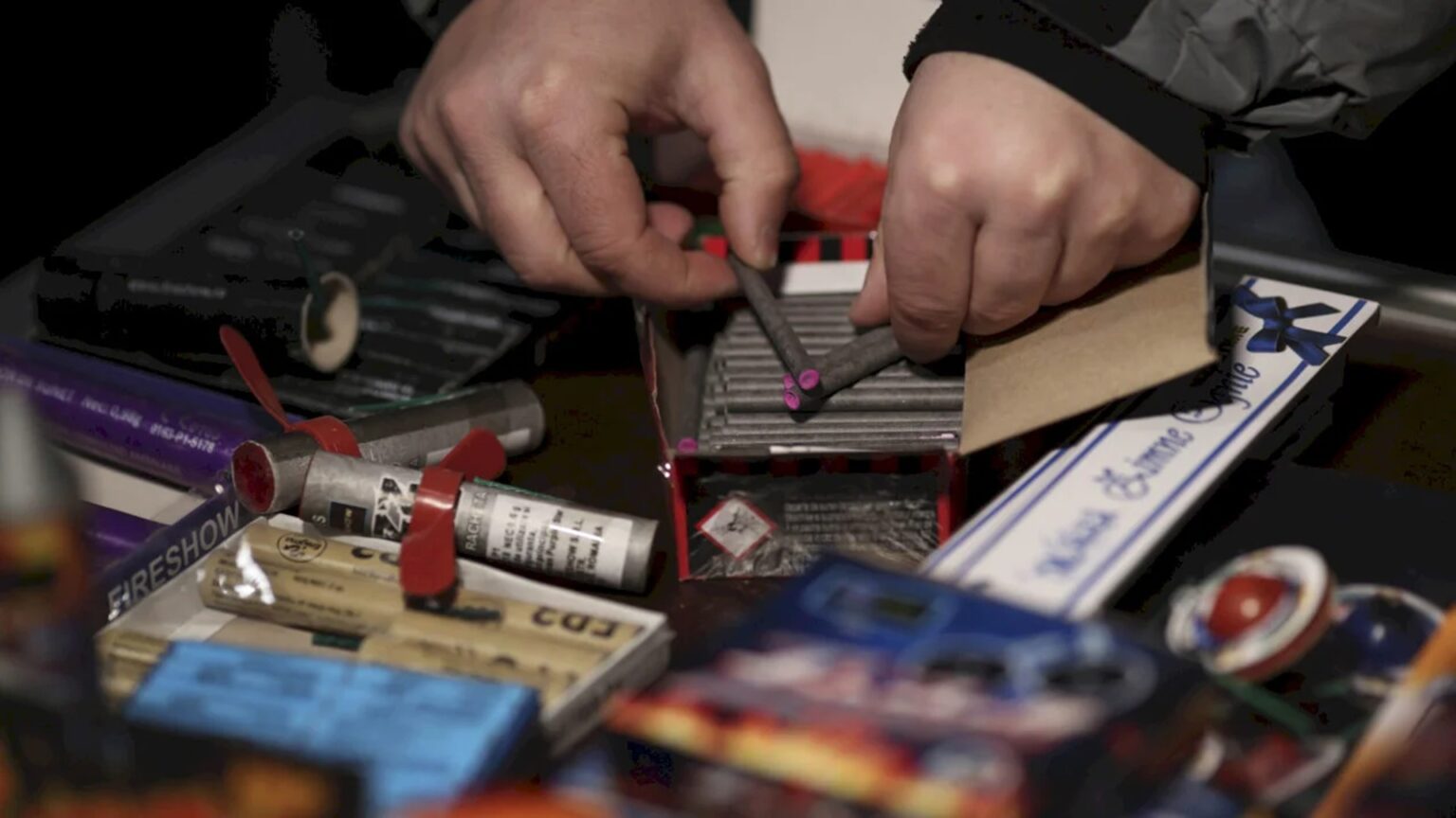 un bucurestean s a trezit cu iadul in casa cativa copii i au aruncat pe geam o petarda care i a aterizat in brate m am ales cu arsuri la mana si piept 694139785d10b