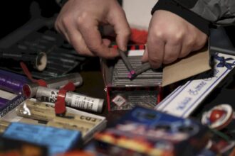 un bucurestean s a trezit cu iadul in casa cativa copii i au aruncat pe geam o petarda care i a aterizat in brate m am ales cu arsuri la mana si piept 694139785d10b