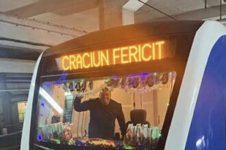 un mecanic de la metrorex a cumparat cadouri pentru copii din banii lui si le a oferit in statii 694e3ed57b9dd