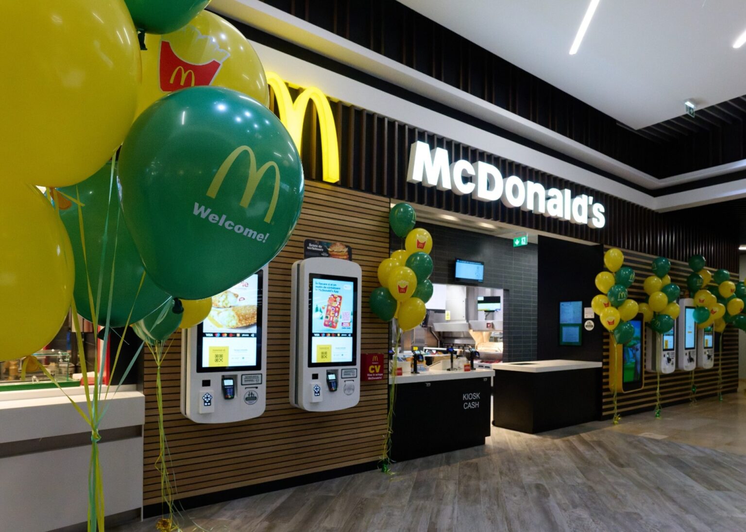 un nou mcdonalds s a deschis in bucuresti de data asta in militari f09f8d94 daca te saturi de sarmale poti manca un hamburger in centrul comercial shopping city 69494f136f09e