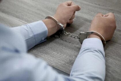 un politist din bucuresti condamnat la 2 ani si 5 luni de inchisoare a recunoscut ca a luat mita si ca a introdus obiecte interzise in arest 69380c0ecfcb1